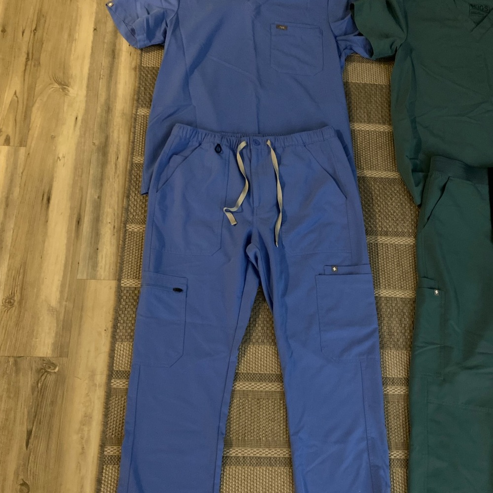 FIGS- Surgical Scrubs Mens Medium Set (Ceil Blue)